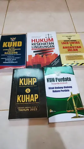 Koleksi buku Hukum perundang-undangan.  #rekomendasibuku #bukuhukum #ilmuhukum #praktisihukum #mahasiswahukum #pakarhukum #kuhp #perdata #hukumperdagangan #lingkungan #peraturanlalulintas 