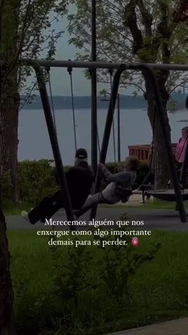 #felicidade #alegria #casal #uniao #amor #deus ❤️ Em um mundo onde as relações são, muitas vezes, descartáveis, encontrar alguém què nos veja comoan te insubstituíveis faz toda a diferença Merecemos estar ao lado de quem não só reconhece o nosso valor, mas entende que 1 0,7 mil somos algo precioso demais para deixar escapar Não se trata apenas de gestos grandiosos, mas de pequenos detalhes diários que mostram o quanto somos importantes Estar com alguém que về além das aparências, entende 201 nossas fraquezas e valoriza nossas qualidades, é o que faz uma relação se fortalecer. Porque no fim das contas, o amor verdadeiro é aquele que nos segura firme quando tudo parece instável e nos lembra que somos dignos de ser cuidados e amados profundamente.🫀