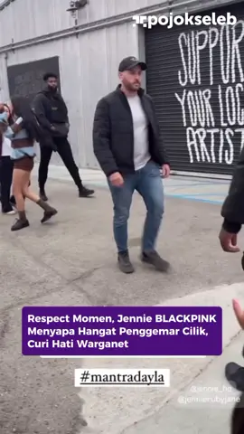 Respect Momen, Jennie BLACKPINK Menyapa Hangat Penggemar Cilik,  Curi Hati Warganet Jennie BLACKPINK kembali mencuri perhatian dengan momen penuh kehangatan saat menyapa seorang anak kecil yang merupakan penggemarnya. Dalam sebuah acara baru-baru ini, Jennie tak ragu untuk berhenti sejenak dan berinteraksi hangat dengan penggemar cilik tersebut, memberikan senyum manis dan sapaan lembut yang membuat suasana semakin menyentuh. Warganet pun memuji sikap Jennie yang begitu menghargai setiap penggemarnya, tak peduli usia. Momen ini dengan cepat viral, menunjukkan betapa besar rasa hormat Jennie terhadap para BLINK, dari yang paling kecil hingga dewasa.