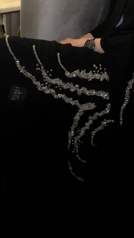 من أجمل عبي المناسبات 😍 تستوي عبايه مخمل 🌸 #عبايات_مخمل #عبايات_شتويه #كولكشن_الشتاء #عبايات_كشخه 