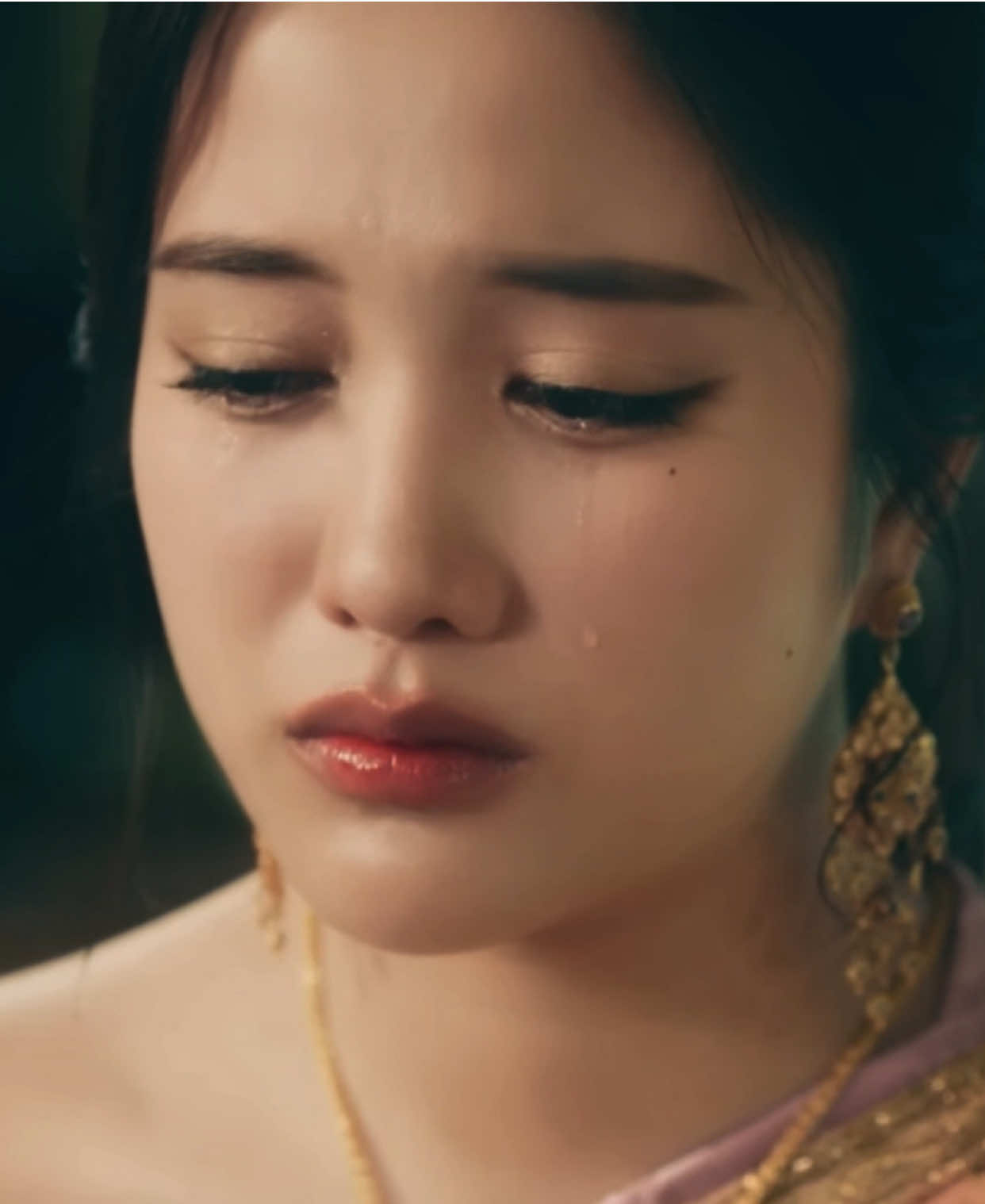 Trong tiểu thuyết đọc có suy hơn xem phim không ta 😭. Chuẩn bị tâm lý dữ lắm rồi mà cũng suy tối qua tới giờ 😭😭😭 #theloyalpin #freenbecky #freensarocha #becky #freen #theloyalpinep12 #gl #thaigl #idf 