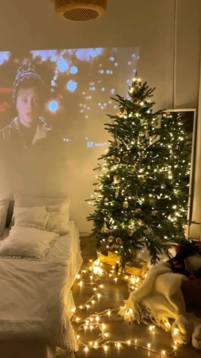 #christmas #xmas #christmascountdown #christmastiktok #christmasaesthetic #christmastree #winter #snow #cozy #christmasvibes #christmasseason #christmasfyp #FYP #foryou 