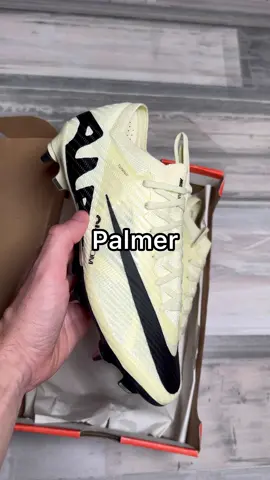 What pressure ? 🔥 #shoptcrampons #nike #football #retroboots #footballboots #nikefootball #mercurial #adidasfootball #palmer #bellingham 