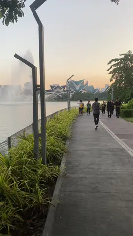 Cuci mata, view alam dan riadah di Taman Tasik Titiwangsa (Part 4) Kita kasik warmup walk dulu pastu kita buat recovery run. #tasiktitiwangsa #titiwangsalake #kualalumpur #riadahpetang 