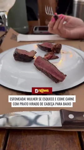 🤣 A fome estava tão intensa que a pessoa nem se deu ao trabalho de virar o prato na churrascaria! O apetite era de tal magnitude que a prioridade era devorar tudo o que havia à frente, sem pensar em nada mais Créditos: @taisvelloso (ig) @taisvelloso (tk) | @myhoodbr #entretenimento #comida #meme #bnews 