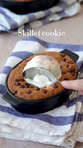 Skillet cookie 🍪👨🏼‍🍳⁣ ⁣ Za pripremu vam je potrebno:⁣ 150 g brašna⁣ 50 g bijelog šećera⁣ 80 g smeđeg šećera⁣ 1 jaje⁣ 100 g istopljenog putera⁣ 1/2 male kašike praška za pecivo ⁣ malo vanilije⁣ ~80 g čokolade⁣ ⁣ Priprema:⁣ U dubokoj staklenoj posudi izmiješajte brašno, prašak za pecivo i šećere. Potom dodajte jaje i istopljeni puter i izmiješate. U pripremijenu smjesu dodate malo vanilije i komadiće tamne čokolade. Smjesu prebacite u vatrostalnu posudu koju ste prethodno premazali sa malo ulja i ravnomjerno rasporedite. Pecite na 25-30 minuta na 180 stepeni C. Idealno servirati uz sladoled⁣ ⁣ ⁣ #harrycoopersfood #skilletcookie #recepti #kolaci #kolač #hrana 
