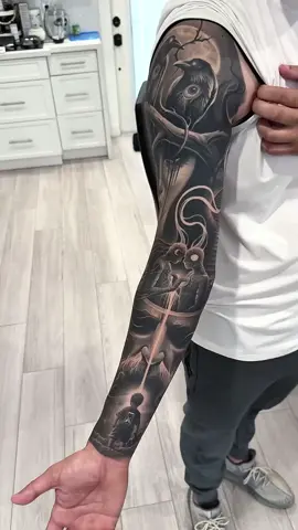 En este tatuaje mi cliente me pidió simbolizar la complejidad del amor y la confianza, una profunda verdad sobre el amor y la traición. En su interior, representa el sacrificio incondicional de los padres, quienes dan todo por sus hijos, formando un lazo de amor puro. Sin embargo, en la parte externa usamos la frase 