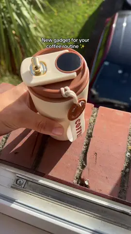 A smart tumbler which tell you temperature of your drink🔥❄️ It’s perfect for to go, but still keeping the delicate and fancy look. It’s some type of thermo, and some people maybe even call it a mug because is especially made for coffee. But one thing is true, this cute little tumbler will keep your beverage temperature for longer than you even need. - - #smartthermos #tumbler #mug #cup 