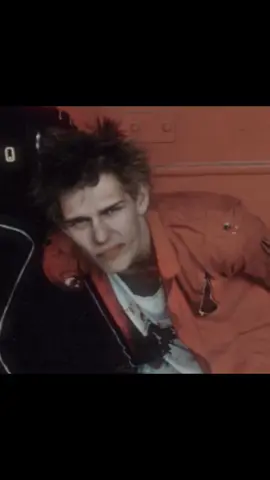 literally the coolest person ive ever seen urgh need that expeditiously #paulsimonon #theclash #fyp #theclashedit #joestrummer #paulsimononmarrymepls #mickjones #topperheadon #fypage #viraledit #londoncalling #rockthecasbah #viraledit #needthat #punkrock #alternative #alt #rocknroll #gunsofbrixton #blowthisup #70s #70smusic #70sfashion 