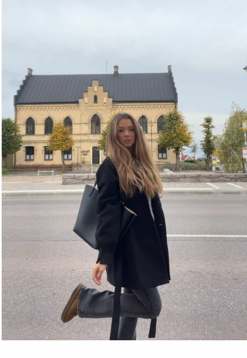 Outfit checking🖤 #fashiontiktok #outfitinspo 