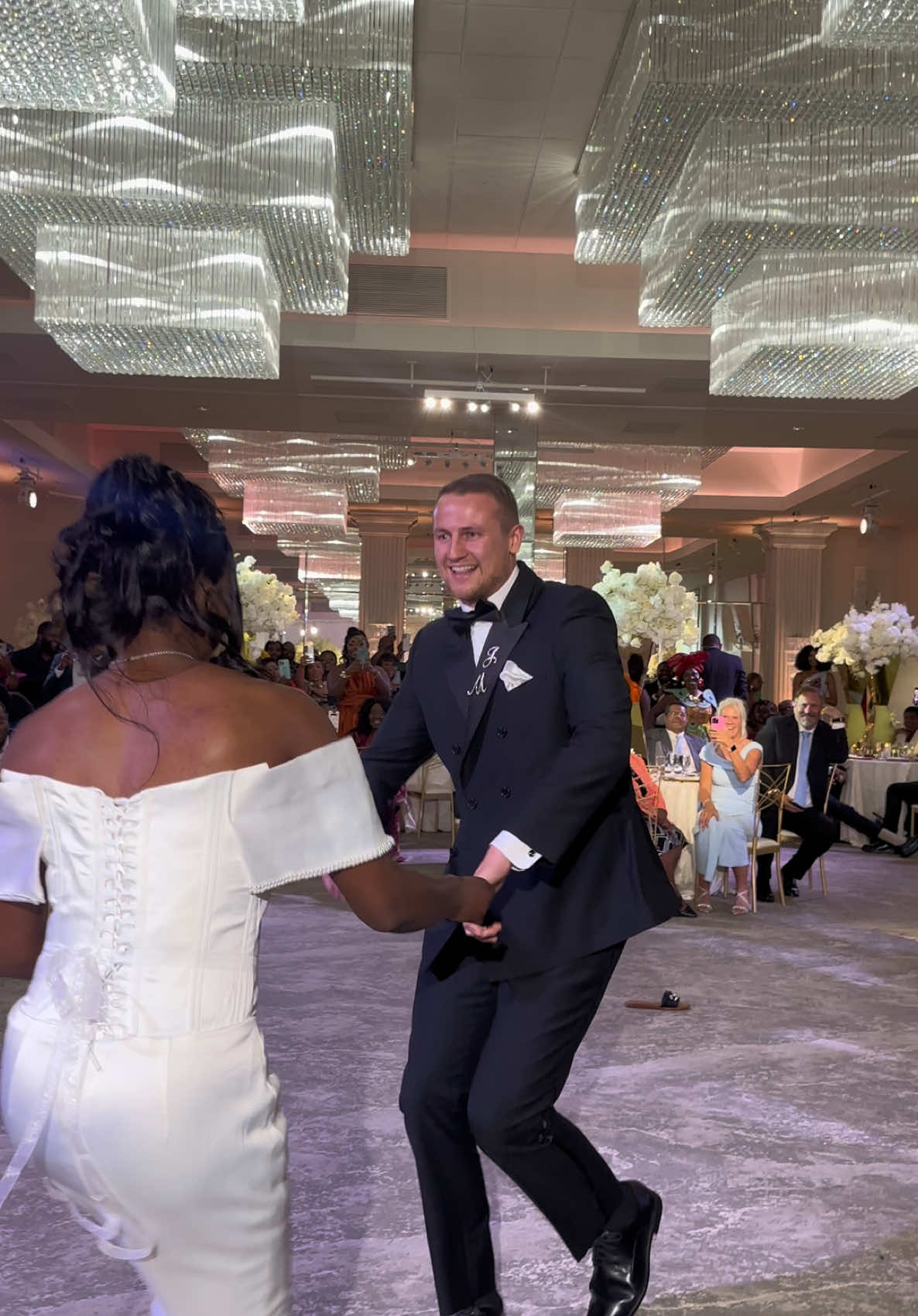 Our favorite entrance from #izuputadiamondonit 🔥🕺🏼💃🏾 #azaman #rema #africanwedding #fyp #nigeriantiktok #ivorycoast 