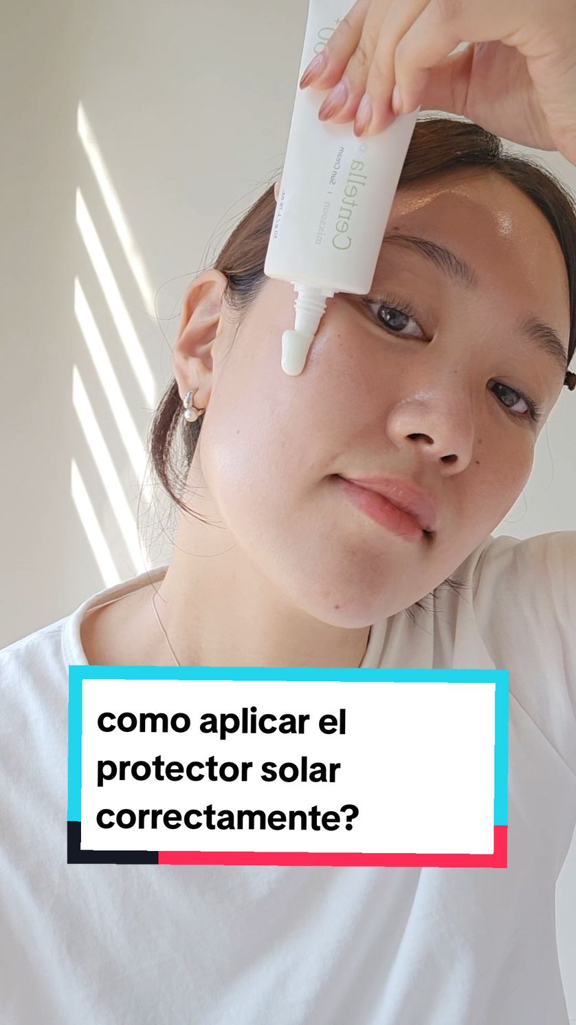 Algunos tips de cómo usan los coreanos el protector solar 😍☀ Pueden conseguir el producto en amazon.com o yesstyle.com (codigo dcto: TATISTYLE10). Producto: Centella sunscreen Marca: Mixsoon @mixsoon.us   #mixsoon #koreanskincare #glassskin #TikTokMadeMeBuyIt #skintok #kbeauty #kbeautytok  #skincareroutine #glassskin #kbeautyaddict #sunscreen #centellaasiatica #koreansunscreen  #rutinacoreana #protectorsolar #pielgrasa #pielmixta #pielseca 