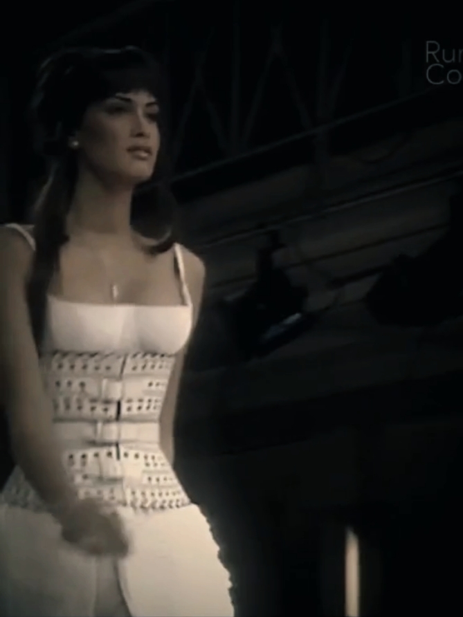 maravilhosa sempre #yasmeenghauri #yasmeenghauriedit #edit #modelfashion00s #fashion #moda #catwalk #passarela #90s #modelo #aesthetic #SuperModel #fyp #fy 