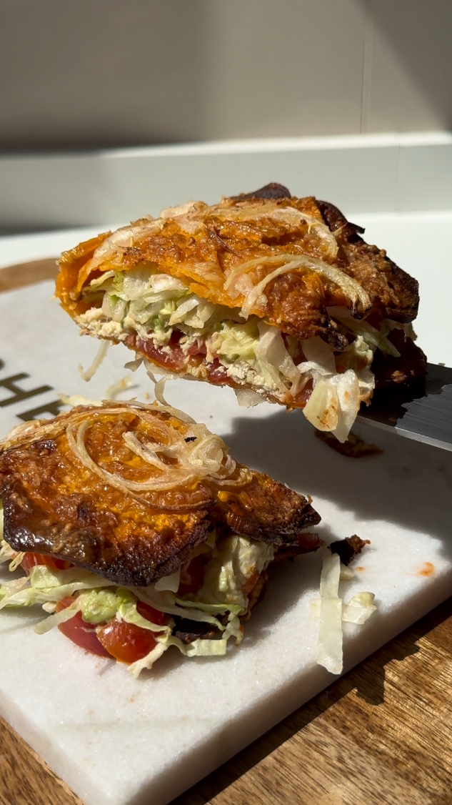 El WRAP viral de tiktok pero con BONIATO🍠 , una pavada que te levanta la cena. 🙌🏻Clave para que te salga bien y no se pegue, fuente antiadherente bien aceitada o placa de silicona. 🌯INGREDIENTES: -pechuga de pollo. -1 boniato. -queso rallado. -1 huevo batido. -1/2 cebolla. -cherrys. -palta. -mayonesa. -lechuga. Lo prueban y después me cuentan. Atte: Kuli✨. #recetas #saludable #argentina🇦🇷 