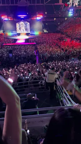 watching the staff and security have SO MUCH FUN with us was the best 🫶🏻✨💜 #MiamiTSTheErasTour #TSTheErasTour #miaminight2 #taylorswift @Taylor Nation @Hard Rock Stadium 