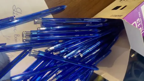 #CapCut #baomy2012 #dungcuhocsinh #butbi #vanphongpham BÚT BI BAOKE B13 (nét 1.0mm) Đặc điểm: - Bút bi Baoke B13 có thiết kế vỏ bằng nhựa chắc chắn, dễ cầm. - Bút bi Baoke B13 (nét 1.0mm) sử dụng loại mực mau khô, không làm ướt, rách bề mặt giấy khi viết, mang đến sự tiện lợi và thoải mái tối đa khi sử dụng. - Kích thước đầu bi nhỏ, cho bạn nét chữ thanh mảnh, sắc nét trên từng trang giấy. - Ngoài ra, đầu bi nhỏ còn giúp cho bút không hao mực, bạn có thể thoải mái ghi chép, viết lách. - Thích hợp dùng cho học sinh, sinh viên, nhân viên văn phòng,… - Nét bút: 1.0mm - Màu sắc: xanh, đen. - Đóng gói: 48 chiếc