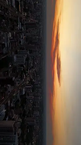 Depois de um dia inteiro sob o sol forte, a cidade finalmente ganha um alívio na hora dourada, quando a luz fica mais suave e mágica 🌅✨. Você também sente essa mudança no fim do dia? #horadourada #teresina_piauí #drone 