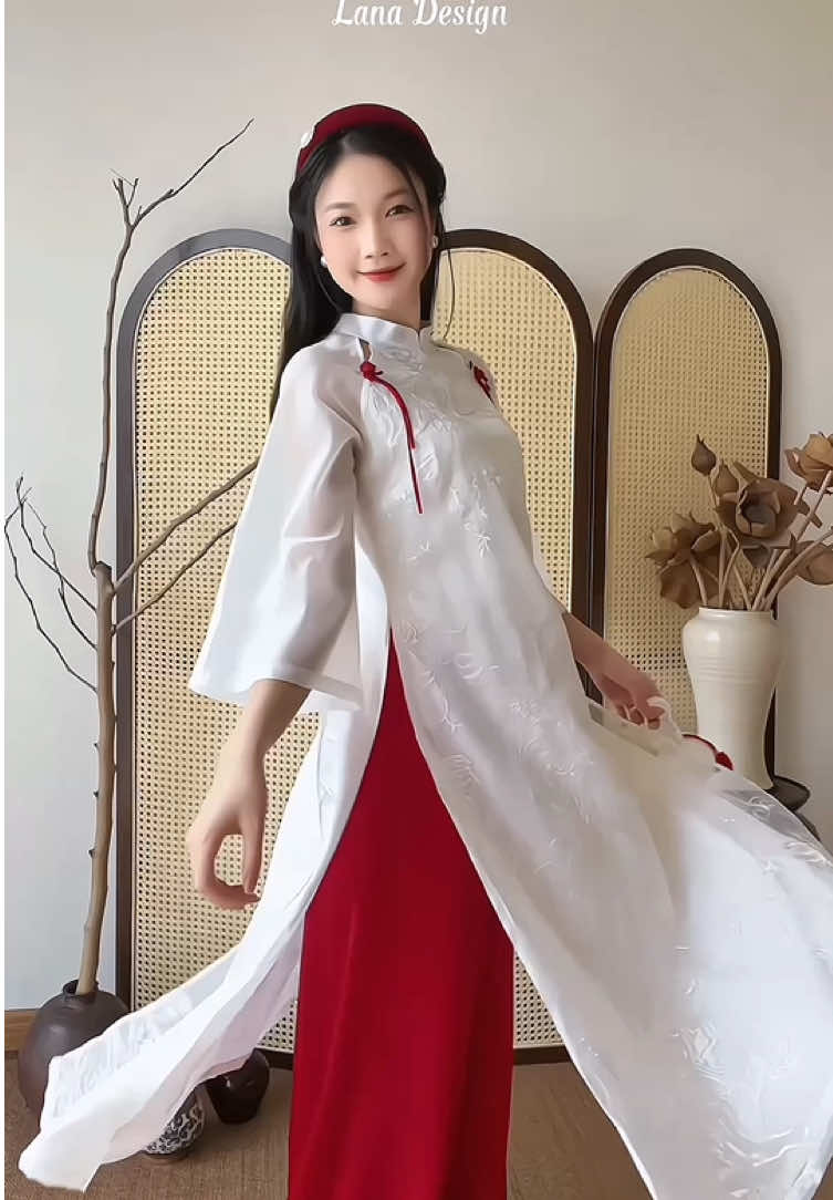 Chưa đầy 3 tháng nữa, chúng ta lại đón thêm một năm mới đầy háo hức, tươi vui. LA.NA gợi ý nàng thưởng ngoạn chuyến du xuân cùng bộ áo dài Mộng Hỷ đậm nét truyền thống. #aodai #aodaithietke #aodaiVietNam #aodailua #aodaitruyenthong #thoitrang #lanadesignvn