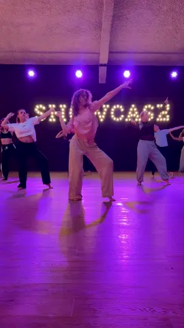 massive appreciation post to everyone taking my weekly classes & training so hard with me🫰🏼🦋 we were on our own ‘sweat tour’🤪 moves by me // @Showcase_dancers  #choreography #talktalk #sweattour #jazzdance #jazzchoreography #classvideo #commercialjazz