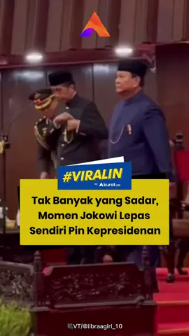 Presiden ke-7 RI, Joko Widodo tertangkap kamera saat melepas pin kepresidenan di acara pelantikan Presiden dan Wakil Presiden RI, Prabowo Subianto-Gibran Rakabuming Raka, di Gedung DPR/MPR RI pada Minggu (20/10/2024). Dengan gerakan sigap dan tenang, Jokowi melepaskan pin tersebut sesaat setelah Prabowo mengucapkan sumpah jabatan.  Meski momen ini sempat terlewatkan oleh sebagian publik, langkah sederhana namun penuh makna dari Jokowi ini menuai pujian dari netizen. Banyak yang merasa tersentuh dan terharu menyaksikan simbol akhir masa baktinya sebagai pemimpin bangsa. 🎥VT/@libraagirl_10 #viral #jokowi #pelantikanpresiden #prabowogibran #akuratco 