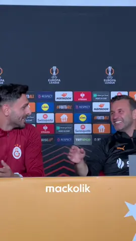 Günay Güvenç ve Okan Buruk arasındaki eğlenceli Osimhen muhabbeti 😅 🔹 Günay Güvenç: Osimhen bize doğru koşarken önce hocamıza sarılacak sandım.  🔹 Okan Buruk: Ben de öyle sandım. Doğum günüm diye bana koşuyor zannettim. (Gülerek) #MackolikHerYerde