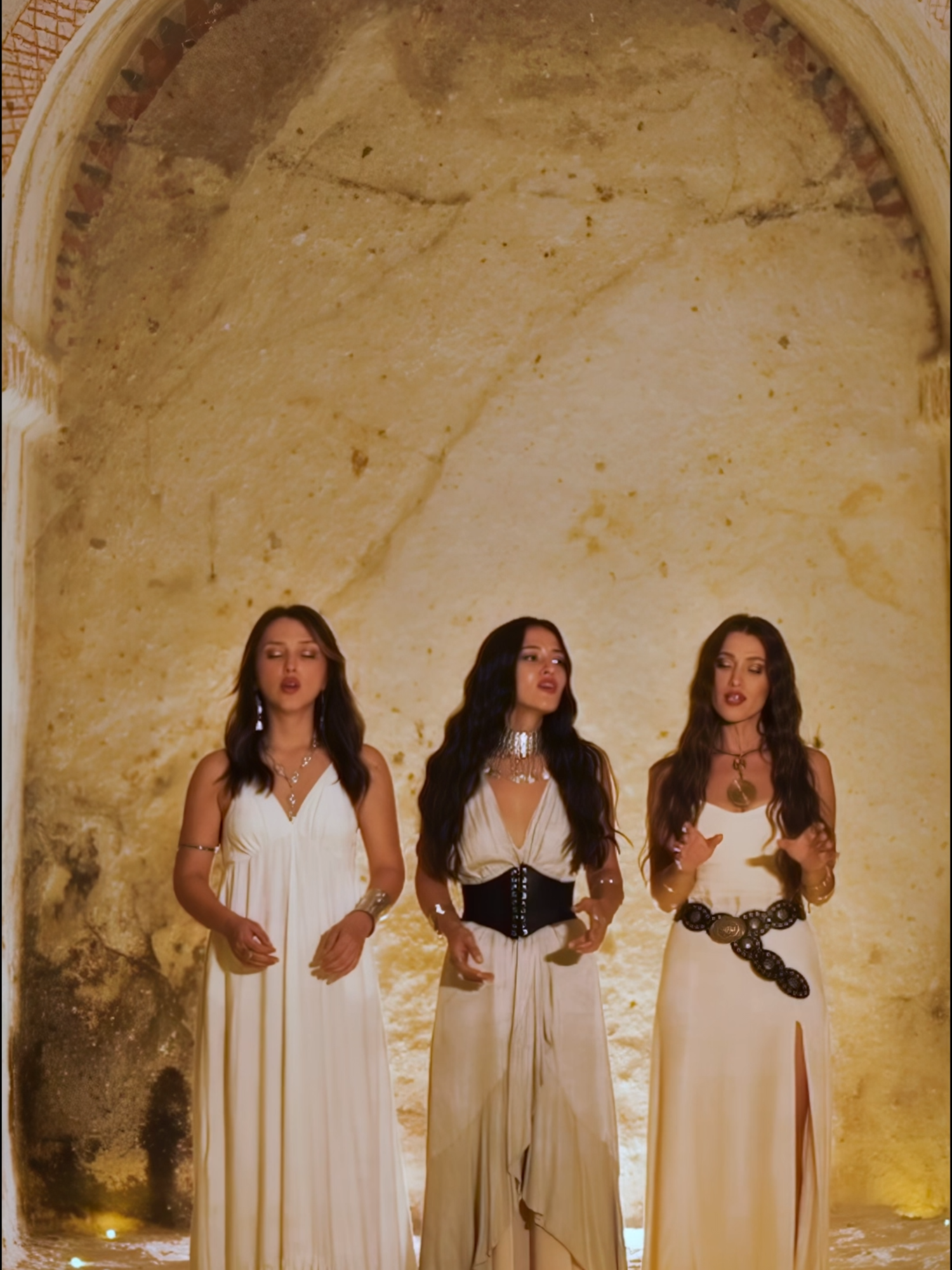 İnsan İnsan tam haliyle YouTube'da yayında İnsan İnsan Sözleri   İnsan insan derler idi   İnsan nedir şimdi bildim   Can can deyü söylerlerdi   Ben can nedir şimdi bildim    Muhyiddin der Hak kadir   Görünür her şeyde hâzir   Ayan nedir pinhan nedir   Nişan nedir şimdi bildim   Kendisinde buldu bulan   Bulmadı taşrada kalan   Canların kalbinde olan   İnanç nedir şimdi bildim    İnsan insan derler idi   İnsan nedir şimdi bildim    -----------------------------------------   Söz: Muhyiddin Abdal  Müzik: Fazıl Say  Düzenleme: Samida  Mix: Eren Koçalan   Video & Kurgu & Color: Merve Kansu  Video Asistanları: Umut Can Alparslan & Esin Ak   #samida #insaninsan