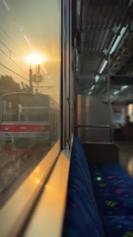 Pulang kerja sambil menyore di KRL #fyp #fypage #fypシ゚ #krl #kereta #commuterline #sore #senja #jakarta 