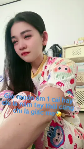 Cảm giác đau lòng nhất la giờ mn nam tay hay một cái ôm a cũng k dc e #Em là cô gái mang trong mình nhiều tổn thương và đổ vỡ..  Em chưa từng được yêu thương một cách trọn vẹn..  Em mạnh miệng nhưng yếu lòng.. Em luôn phải gồng mình để bảo vệ bản thân.. Em luôn có một trái tim nhạy cảm và một đôi mắt dễ rơi lệ.. Em hay suy nghĩ linh tinh..  Em không có cảm giác an toàn.. Vậy nên, đừng bước vào cuộc sống của em làm tổn thương em. Em thật sự chỉ muốn yên bình..! 😞#tamtrangbuong😭🥀💔 #xuhuongtiktok 