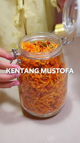Bikin kentang mustofa yang anti melempem, bisa awet disimpen lama di wadah kedap udara🤤😋 Full resepnya disini🧕🏻⬇️ BAHAN: minyak goreng kentang 2kg baking soda 1 SDM Ikan teri 100gr Kacang tanah 100gr BUMBU HALUS: cabai rawit 10 buah cabai keriting 20 buah cabai merah besar 4 buah bawang putih 7 buah BUMBU LAINNYA: daun jeruk 4 lember garam ½ SDM kaldu bubuk ½ SDM gula pasir 2 SDM air asam jawa 2 SDM #kentangmustofa #longervideos #kentang #olahankentang #goreng #makanangoreng #pedas #kentangpedas #fyp #fypシ #fypage #fypシ゚#viral #fypdongggggggg #fypp #fypdong #fypgakni #fypsound 