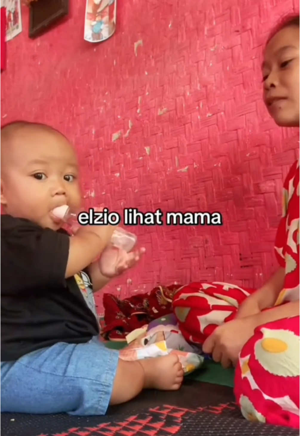 Elzio liat mama, baaat..