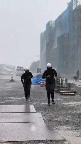 dulu dimarahi gara2 hujan2nan . sekarang dipaksa suruh hujan2nan 🥹#CapCut #kenshuuseijapan🇮🇩🇯🇵 #genba #fyp #現場 #viral #indonesia #japan #