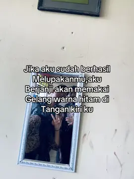 walau aku sudah memakai gelang hitam di tangan kiri ku tetapi aku tetap mengiginkan dia kembali 🤍