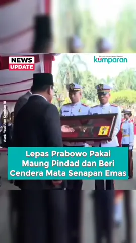 Sjafrie Sjamsoeddin menghadiri sertijab Menhan di kantor Kemenhan, Jakarta, hari ini, Selasa (22/10). Acara turut dihadiri Presiden Prabowo Subianto, Kepala BIN Herindra, KSAL Laksamana Muhammad Ali, KSAU Marsekal Tonny Harjono, KSAD Jenderal Maruli Simanjuntak, Mentan Amran Sulaiman, Mahfud MD, sampai Hendropriyono. Ada pula Didit Hediprasetyo, Titiek Soeharto, dan Deddy Corbuzier di antara para tamu. Ada sejumlah momen menarik dalam apel sertijab berikut. Salah satunya kala Sjafrie memperbaiki posisi senjata salah satu prajurit saat memeriksa pasukan. Selain itu, Sjafrie memberikan cendera mata berupa senapan berornamen emas SS2 V4 buatan Pindad ke Prabowo, juga lukisan Prabowo berukuran raksasa. Sjafrie dikenal sudah lama bersahabat dengan Prabowo, mereka dekat sejak berkarier di militer. Di akhir acara, nampak Sjafrie mengantar Prabowo pakai Maung Pindad ke Istana, diiringi marching band dan massa. 📸: Dok. YouTube Kemhan RI.  Follow WhatsApp Channel kumparan untuk dapat Informasi terpercaya dikirim langsung ke WhatsApp kamu. Ketik kum.pr/WAchannel di browser kamu sekarang, agar bisa share informasi tanpa ragu. #newsupdate #update #news #svl #menhan #kemenhan #kepalabin #mahfudmd #didithediprasetyo #titieksoeharto #deddycorbuzier #sjafriesjamsoeddin #pindad #infoterkini #berita #beritaterkini #bicarafaktalewatberita #kumparan