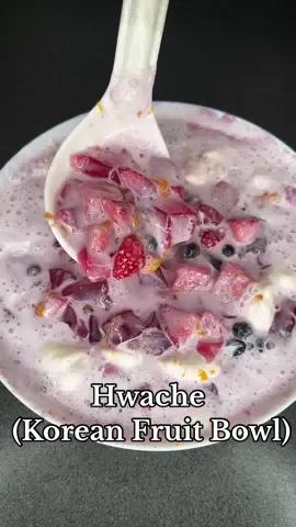 Absolutely Butchered that name 🤣 INGREDIENTS • A handful of fruit of your choice (1 used watermelon, mixed berries and peach and apricots • Strawberry Milk • Sprite • Vanilla ice cream • Jelly (Halal/vegan) PREPARATION 1. In a bowl mix together all your fruit 2. Pour your jelly into the same bowl and mix along with your fruit 3. Pour Strawberry Milk over your fruit along with some sprite 4. Add Vanilla ice cream and mix 5. Pour into separate bowls and enjoy #hwachae #korean #fruitbowl #fruitsalad #dessert #homemade #EasyRecipe #koreandessert 