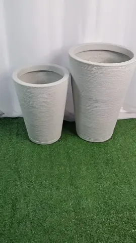 Descubra o Kit Jogo 2 Vasos de Planta para Jardim e Varanda, perfeito para decorar sua casa com estilo e praticidade. Este conjunto inclui dois vasos de luxo, tamanhos N2 e N3, com pratos coletores e raspas de madeira decorativas como brinde. Disponíveis nas cores bege, marrom, cinza e preto, esses vasos são ideais para ambientes internos e externos, como jardins, terraços e varandas. Características: Vaso N2: Altura de 39 cm, diâmetro da boca de 29 cm e diâmetro do fundo de 19 cm. Vaso N3: Altura de 49 cm, diâmetro da boca de 35 cm e diâmetro do fundo de 22 cm. Produzidos em polietileno de alta qualidade, resistentes ao sol e chuva. Não desbotam, fáceis de higienizar e 100% recicláveis. Design luxuoso e leve para fácil locomoção. Benefícios: Perfeitos para plantas artificiais e naturais. Não absorvem umidade, evitando a proliferação de fungos e bactérias. Ecológicos e seguros para qualquer ambiente. Compre agora e transforme seu espaço com elegância e funcionalidade! Hashtags: #Decoração​ #Jardim​ #VasosDePlanta​ #VasosLuxo​ #CasaEJardim​ #DecoraçãoDeVaranda​ #Plantas​ #AmbientesExternos​ #VasosResistentes​ #VasosEcológicos​