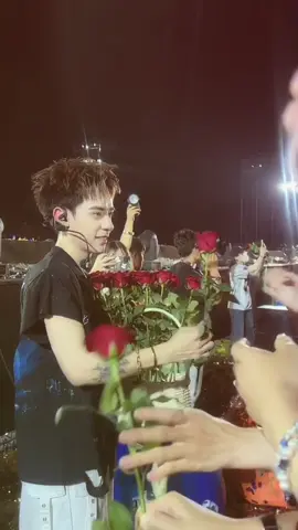 Chong đi phát hoa cho vo í🐼🌝💐#quanghungmasterd #xuhuong #chiyeuminhanh 
