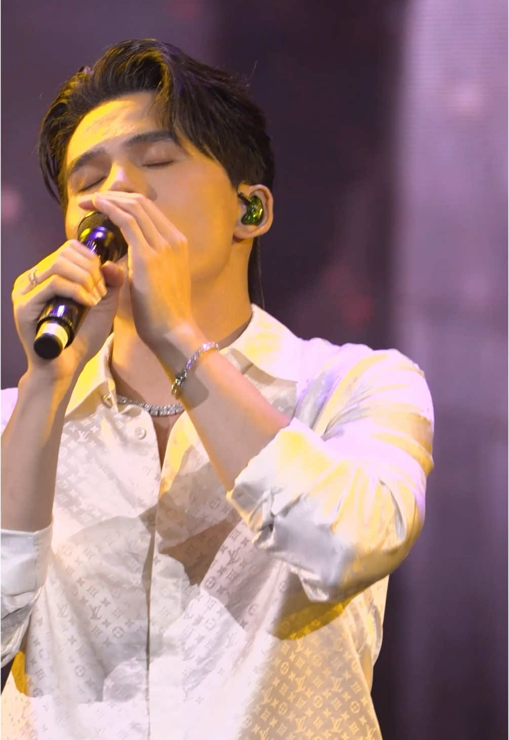 Một bài hát đã lấy đi nước mắt của Thiên cũng như nhiều khán giả trong đêm Live Concert tại Hà Nội #SKYNoteLiveConcert #QuocThien #RatLauRoiMoiKhoc #acventertainment #nhachaymoingay