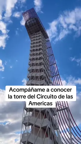 Nos fuimos a conocer the COTA Tower observation deck en el Circuto de las Americas en Austin @Circuit of The Americas mide 251 pies 😮 22 pisos 😮 y es que la vista de la pista de carreras 🚘 es impresionante 🤩 puedes agendar un tour de la torre o el circuito cuando prefieras 🤩 #atx #cota #farandulatexas #cotatower #f1 #heighs #alturas #farandulatexas #austin #texas #f1 