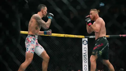 #MaxHolloway details what went through his mind during his #UFC 300 fight against Justin #Gaethje 👊 #UFC308 (via UFC)