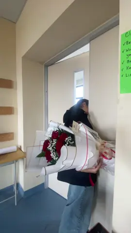 surprise for our teacher🥳🩷#foryou #elbruso✨ #foryoupage #surprisegift #flowers🌼🍁🌸 #fypviralシ 