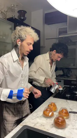 Oh no 😅@sandrinebeaujard @la chiquita huerta @Cathy McLaughlin @RossyRussoMUA 