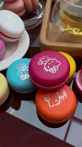 Macarons charmosos que vão deixar seus lábios hidratados e macios 💋✨😍 Hello Kitty & Sabrina Sato trazendo muito estilo e fofura ❤️🎀   Vai ser impossível escolher um só!! 🍇uva 🍉melancia 🍦baunilha 🍬tutti-frutti 🍑pêssego 💛maracujá 🍒cereja 🍫🍃chocolate e menta  #ciabeauty #hellokitty #sabrinasato #glossy #makeup #skincare 