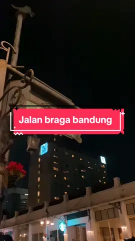 Jalan braga bandung kalau malam hari itu sangat romantis,vibesnya ngangeni jadi pengin balik lagi kesana… #bandung #jalanbraga #bragacitywalk #jawabarat #bandunghits 