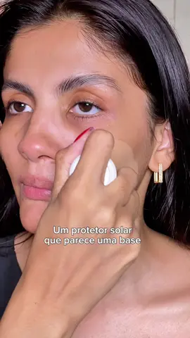 Esse é o protetor solar com cor da @sunlessoficial com FPS50, não comedogenico, resistente à água e tem efeito matte. Ela fica bem confortável e sequinha na pele, usei a cor clara.