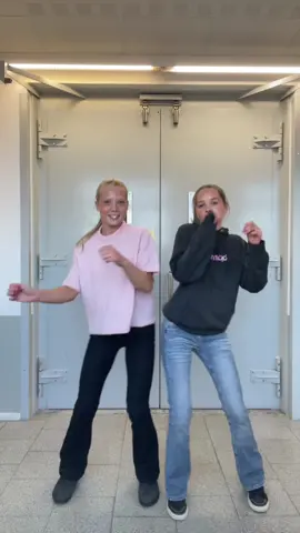 Är vi kungar eller är vi kungar 👑👑#gymnasiet #följsabet24_nackaidrott❤️ #skola #blodinbrunett #foryoupage #foryourpage #tisdagsdansen🤟🏻 #charliedamelio2 #sofiehar1förmycketkromosonlärdeviossidag @Sophia ❤️❤️