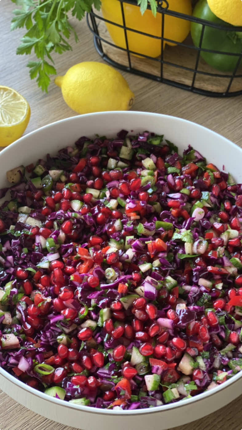 Mit diesem besten Rotkohlsalat Rezept kannst du ganz schnell und einfach einen köstlichen und gesunden Salat mit Rotkohl nach Türkischer Art selber machen😍 🇩🇪Zutaten: Eine halbe Rotkohl 2 rote Spitzpaprika 2 Gurken 3-4 Frühlingszwiebeln Ein halbes Bund Petersilie Etwa 1 Glas Granatapfelkerne (ca. 200 ml) Für das Dressing: 100 ml Olivenöl  1 Teelöffel getrocknete Minze 1 Teelöffel Sumach 1 Teelöffel Salz 1 Esslöffel Granatapfelsirup 1 Esslöffel Honig Zubereitung: Alle Gemüse in kleine Würfel schneiden. Die Petersilie fein hacken und alles in eine Salatschüssel geben. Anschließend die Granatapfelkerne darüber streuen. Für das Dressing alle Zutaten in ein kleines Glas geben und gut schütteln. Danach das Dressing über den Salat gießen und gut vermengen. #salad #saladrecipe #healthyrecipes #easyfood #foodtiktokfood #foryou #vegan 