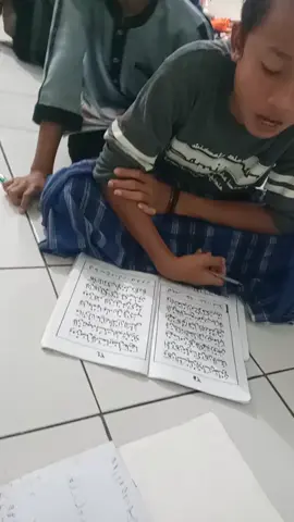 #fyp#belajar ngaji#santri pondok#firal  jangan mengajarkan bacaan yang salah karna yang benarpun mudah...😊