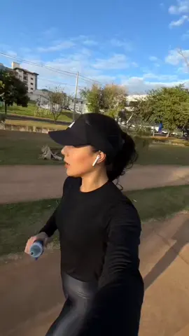 POV: Você está procurando o tecido ideal pro seu look de treino! 🏋️‍♀️😍 . . . #dicas #gymoutfit #roupaacademia #treino #mulheres #tecido #poliamida #poliester #algodao #fy