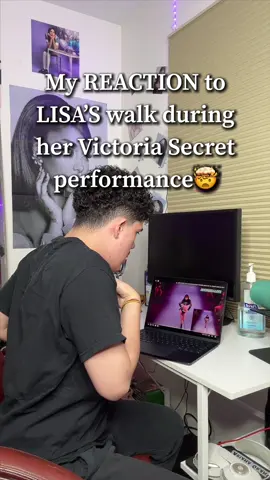 THE STRUTT 😱 #viral #lisa #lisarockstar #victoriasecret #foryou #performance #fypシ #fyp #fypage #fypシ゚viral #mood #music #album #lisablackpink #rockstar #kpop #kpoptiktok #series #reaction #reactionvids #live #walk #catwalk 