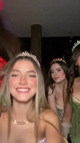 sus princesas favoritas 😙 @Paola Aguilar @Valentina Trillo @erikatbejar  #halloween #fyp 